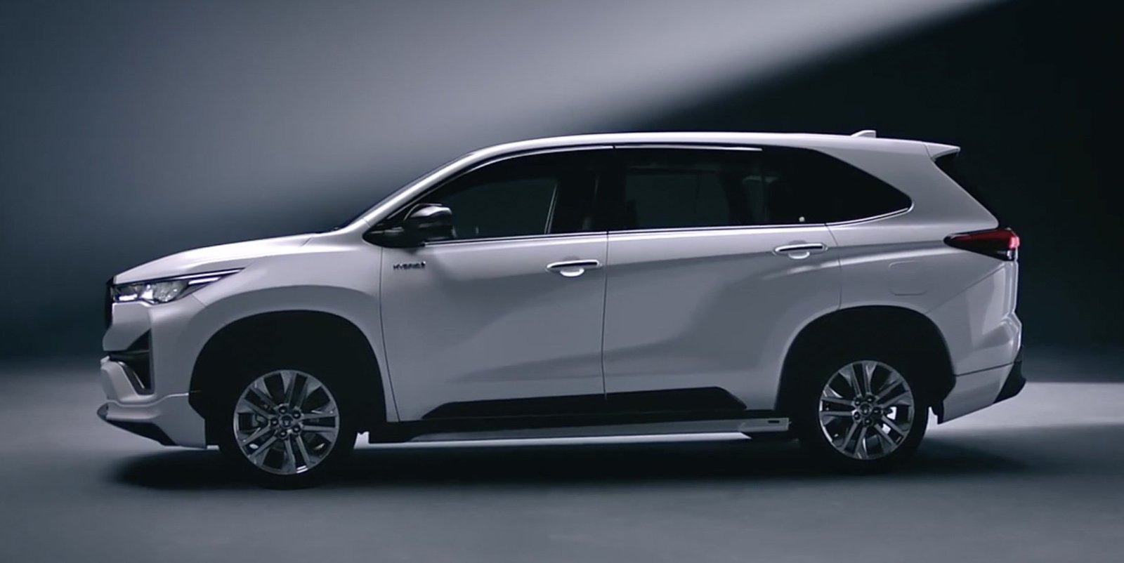 Toyota-Innova-Zenix-2023-3